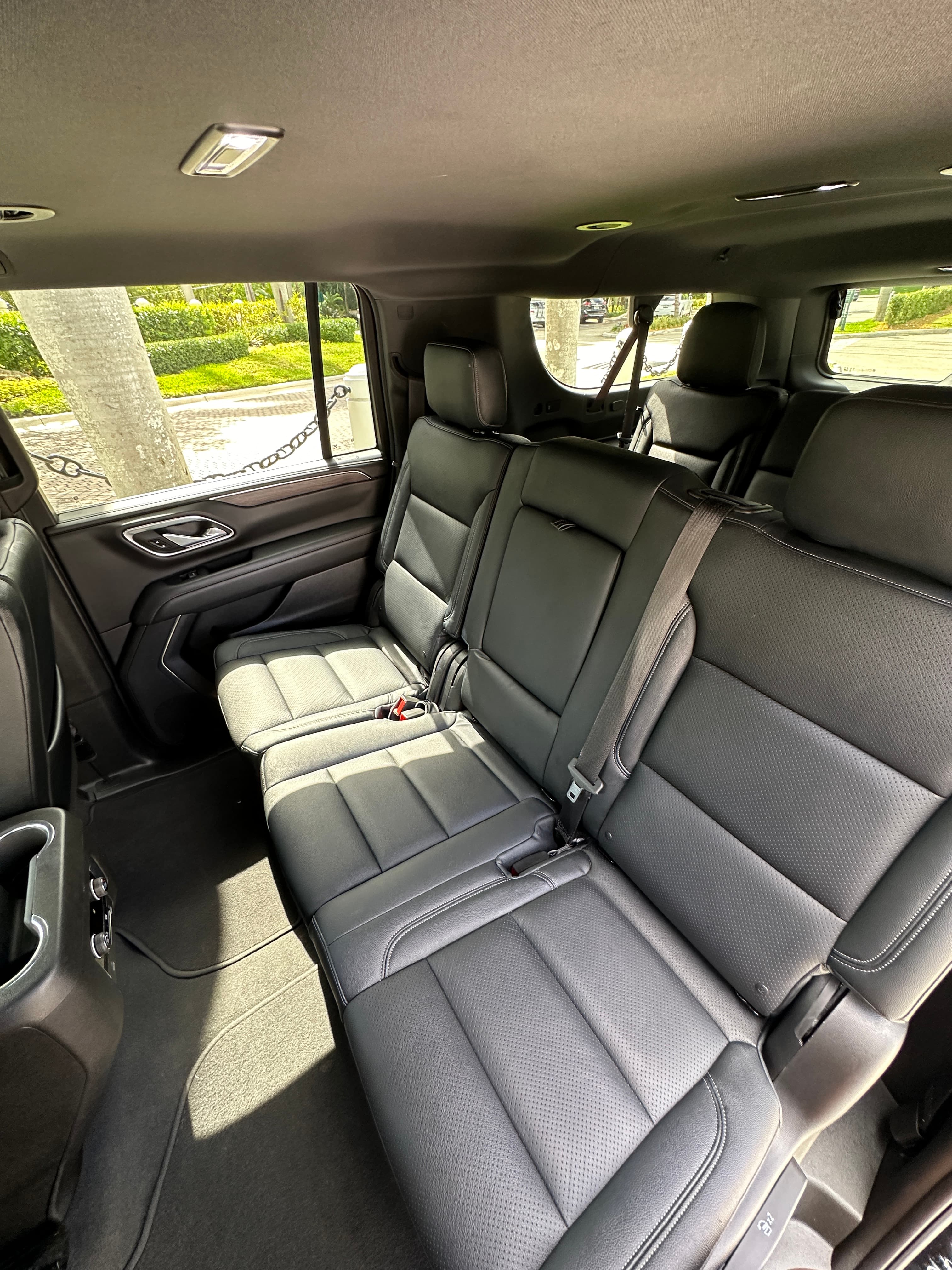 Chevrolet Suburban LS thumbnail 4